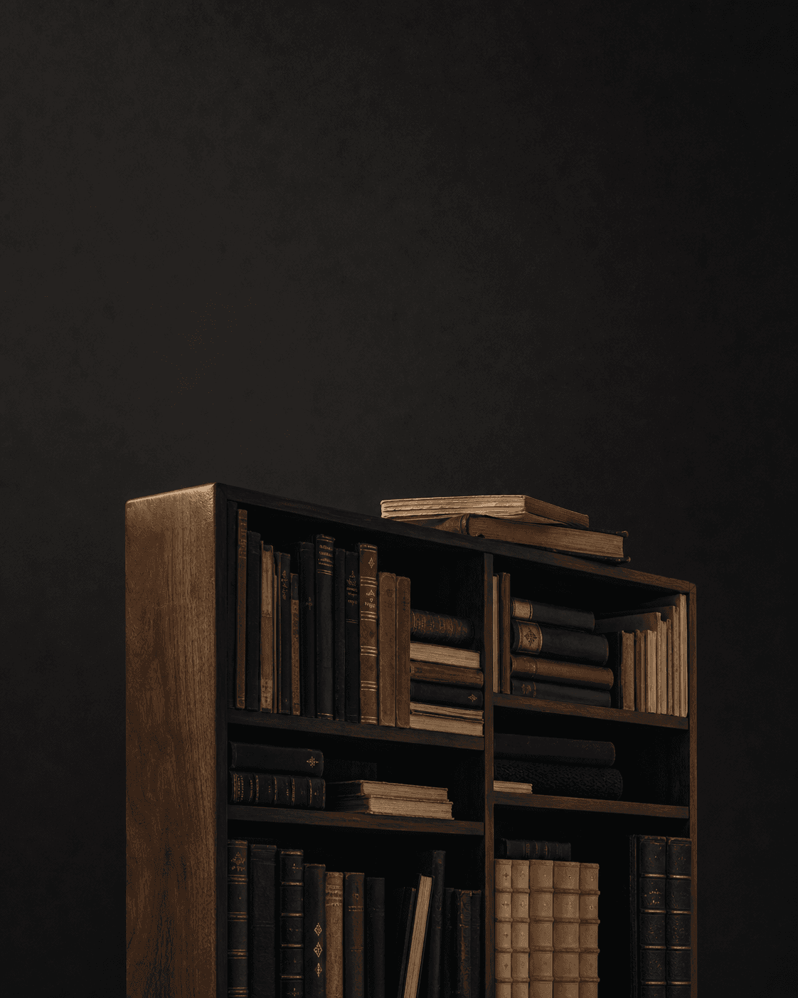 Una libreria in noce con volumi rilegati che emerge dal buio