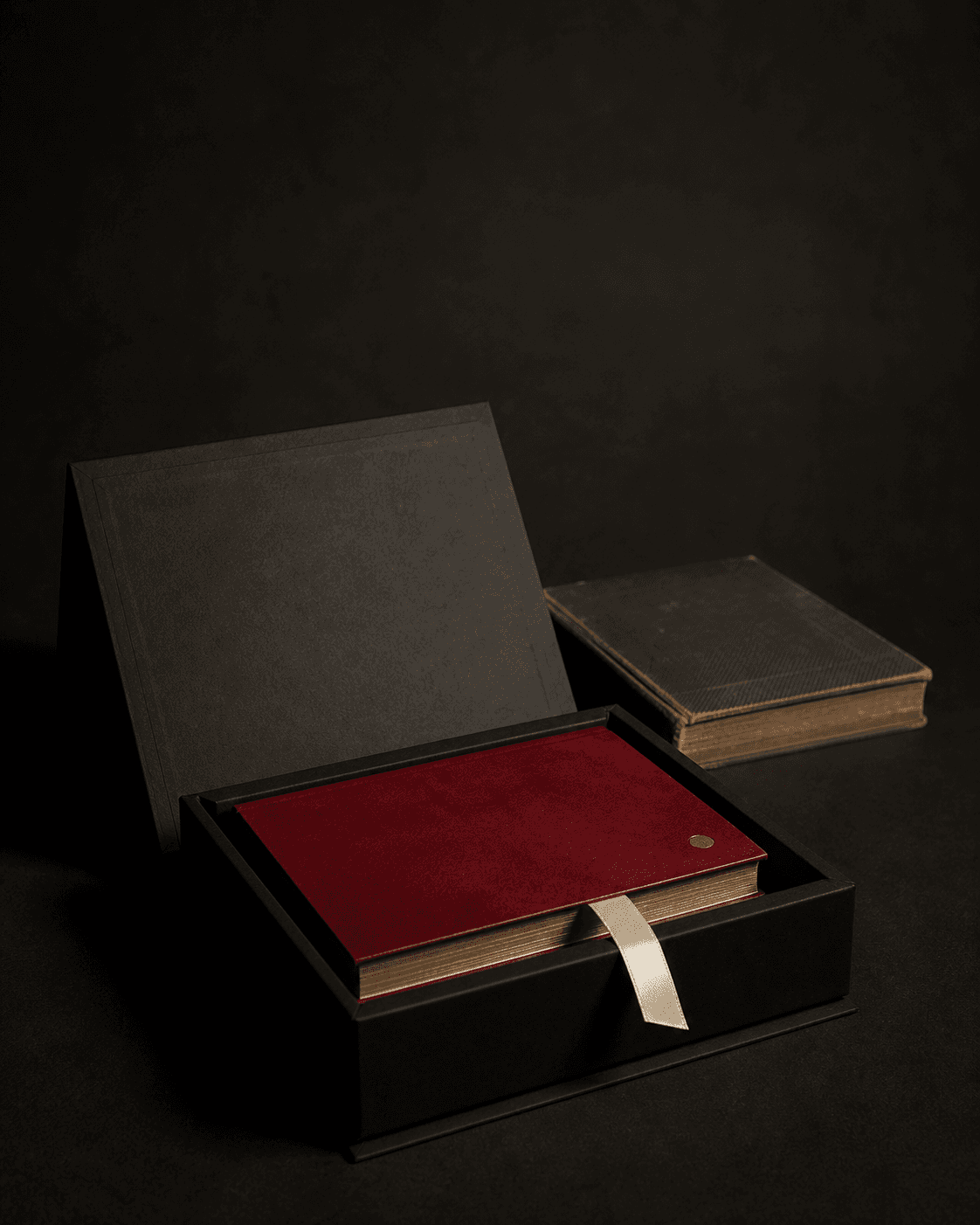Un volume rilegato rosso in una custodia archivistica nera